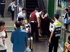 广西南宁：男童乘扶梯摔倒 地铁警员“妈妈式”抱慰超暖