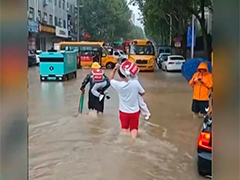 陕西西安：雨中转移小朋友 热心市民找到了