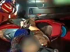 陕西咸阳：男子雨天滑倒被困车底 消防员快速营救