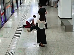 湖北武汉：乘客地铁晕厥 众人联手急救