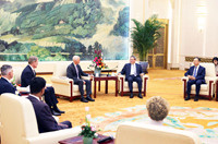 李强会见美国国会众议员代表团