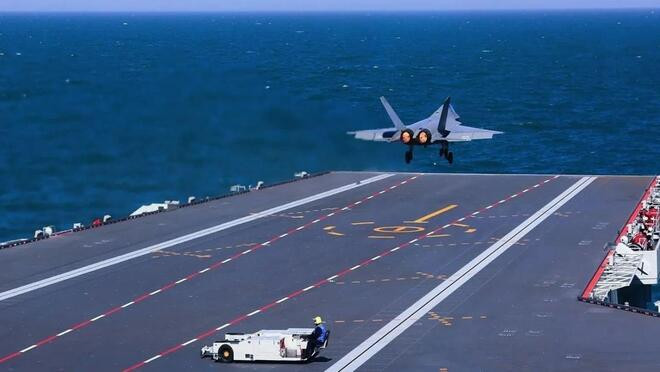 海军三型舰载机成功在福建舰完成起降训练