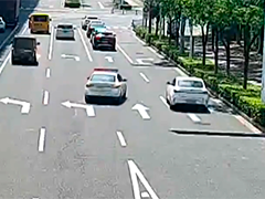 无锡：轿车被警车当街拦停 民警挽损2万元
