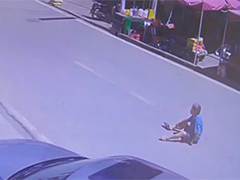 湖北南漳：老人晕倒车流中 众人联手施救