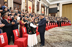 习近平接见新疆各族各界代表