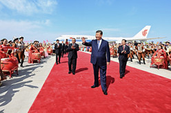 习近平率中央代表团抵达乌鲁木齐出席新疆维吾尔自治区成立70周年庆祝活动