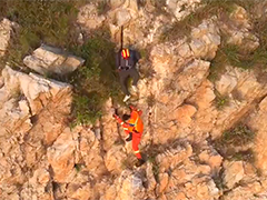 辽宁大连:钓友因涨潮被困 消防紧急救援