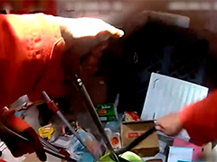 广西防城港:毒蛇藏身杂物间 民警消防联手成功“送客”