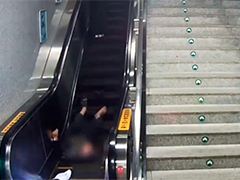 广西南宁:男子酒后乘扶梯摔倒 地铁警员迅速处置