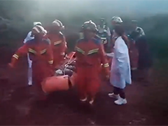 昆明:男子探洞摔下6米山崖 消防紧急救援