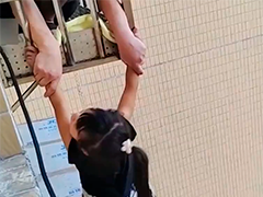 湖南娄底:女童20楼坠落至13楼雨棚 警民联手施救