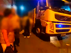 京沪高速扬州段:客车抛锚55人陷“囧途” 高速交警迅速救援