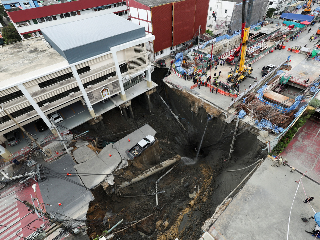 泰国曼谷一道路塌陷 坑洞深达数十米