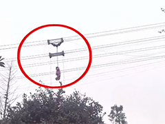 长沙:女孩吊威亚被困半空 消防紧急救援