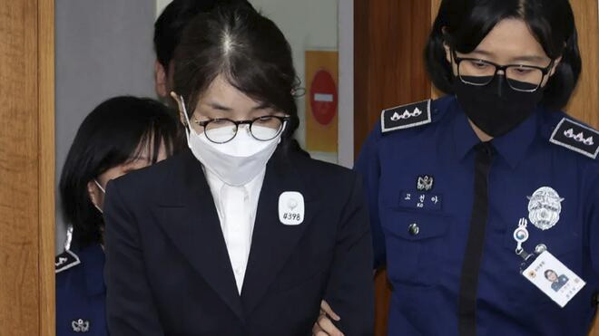 韩国前"第一夫人"在涉贪腐案首次庭审中否认所有指控