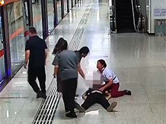 武汉:大学生乘地铁心脏骤停 众人联手救回一命