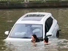 江苏丹阳:轿车坠河 热心市民跳水救人