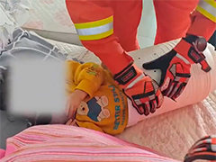 陕西:3岁女童被卡洗衣机 消防员迅速营救