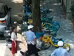 骑手送餐时被撞伤 交警化身“外卖员”解燃眉之急