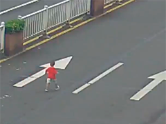 东莞:2岁幼童乱穿马路 警民合力帮其找回父母