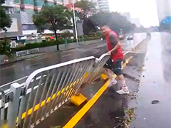 深圳:护栏被风吹倒 物流小哥帮助交警抬起