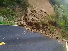山体滑坡阻断道路 警民携手清障保畅