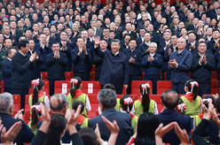 习近平观看庆祝新疆维吾尔自治区成立70周年文艺晚会《美丽新疆》