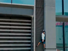 法国城市“蜘蛛侠”徒手攀登310米高摩天大楼被逮捕