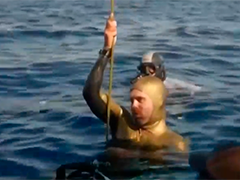 潜入水下126米 俄罗斯自由潜水运动员刷新世界纪录