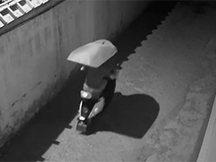 湖北黄冈 电动车未锁龙头锁 窃贼街头上演“人力推车”