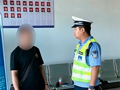 杭长高速江西段:男子驾车时分心捡手机酿车祸