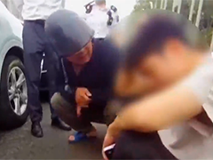 武汉：早高峰遭遇追尾 肇事司机呼呼大睡