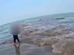 江苏连云港 两人赶海遇险 众人合力救援