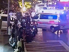 重庆：游客突发心脏病 交警开辟生命通道