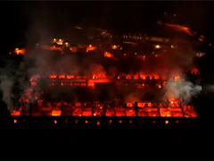 意大利米兰附近一座近600年历史建筑突发火灾