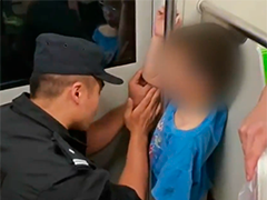男孩贪玩手卡地铁扶手 轨交民警帮忙解救