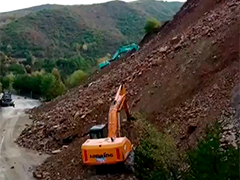 河北怀来：降雨致山体滑坡 交通受阻