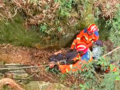 上饶三清山：游客为捡无人机走野路 被困悬崖夹缝