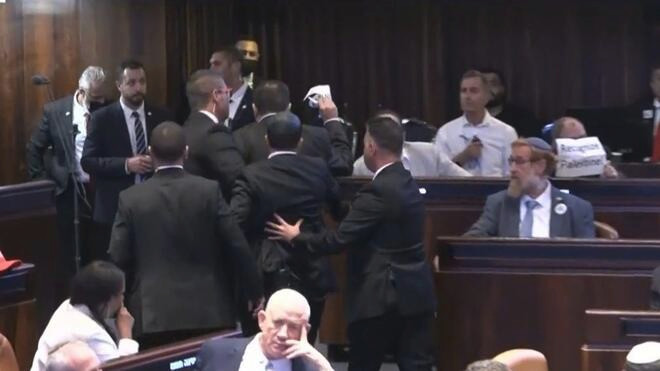 特朗普以色列议会演讲遭抗议者打断