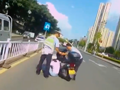 江西赣州 女子骑电瓶车晕倒 交警暖心救助
