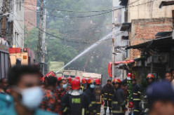 孟加拉国制衣厂和化学品仓库起火 造成多人死亡