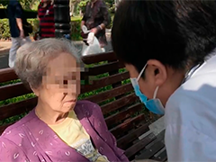 上海89岁阿婆突发冠心病 义诊医生紧急施救