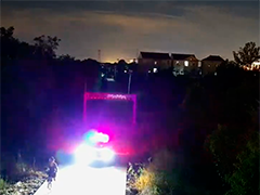 女子误入漆黑乡路 警车护航照亮归途