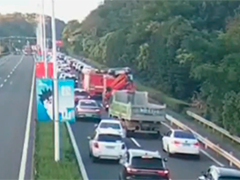 宁波高速缓行遇消防车出警 近百辆车上演“教科书式”让道