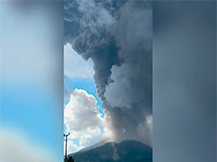印尼一火山喷发 火山灰柱高约一万米