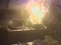 昆明餐馆油锅起火 店主用水灭火险酿大祸