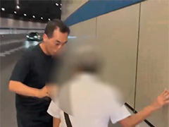 江苏扬州 八旬老太误入快速路 巡特警暖心救助