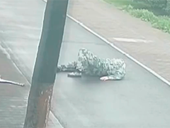 江苏连云港 路遇男孩摔伤 公交司机停车施救