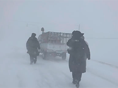 新疆哈密 暴雪来袭 民警风雪中营救七人