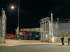 阿联酋航空货机滑出跑道 巡逻车坠海致一死一伤